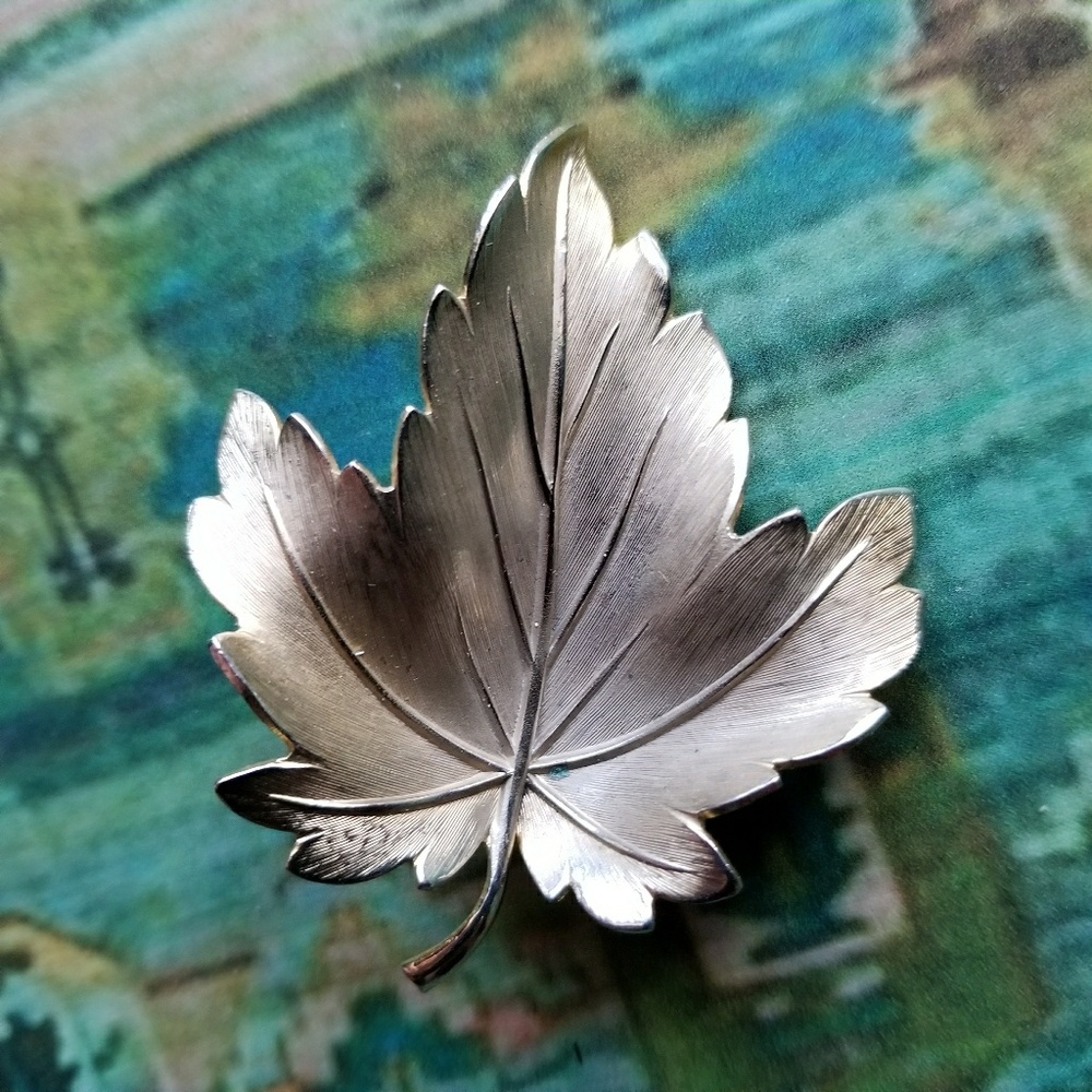 Vintage Giovanni leaf brooch gold tone pin fall autumn maple leaves nature